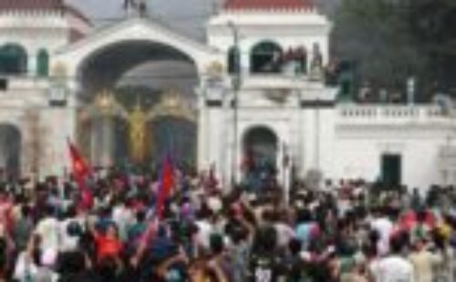 CAOS NO NEPAL: País mergulha em colapso institucional após onda de protetos.